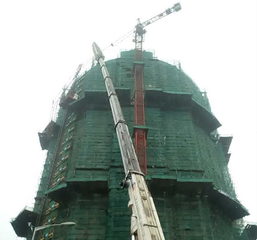 获嘉吊车在工地上作业